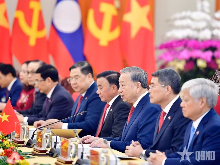 Tổng Bí thư Tô Lâm và các thành viên đoàn Việt Nam tại hội đàm.