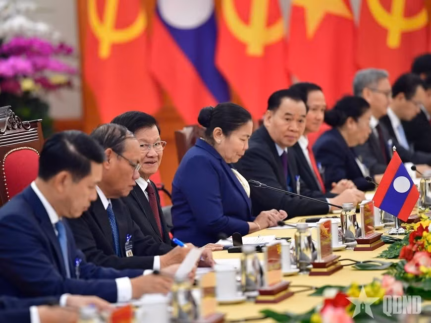 Tổng Bí thư, Chủ tịch nước Lào Thongloun Sisoulith và các thành viên đoàn Lào tại hội đàm.