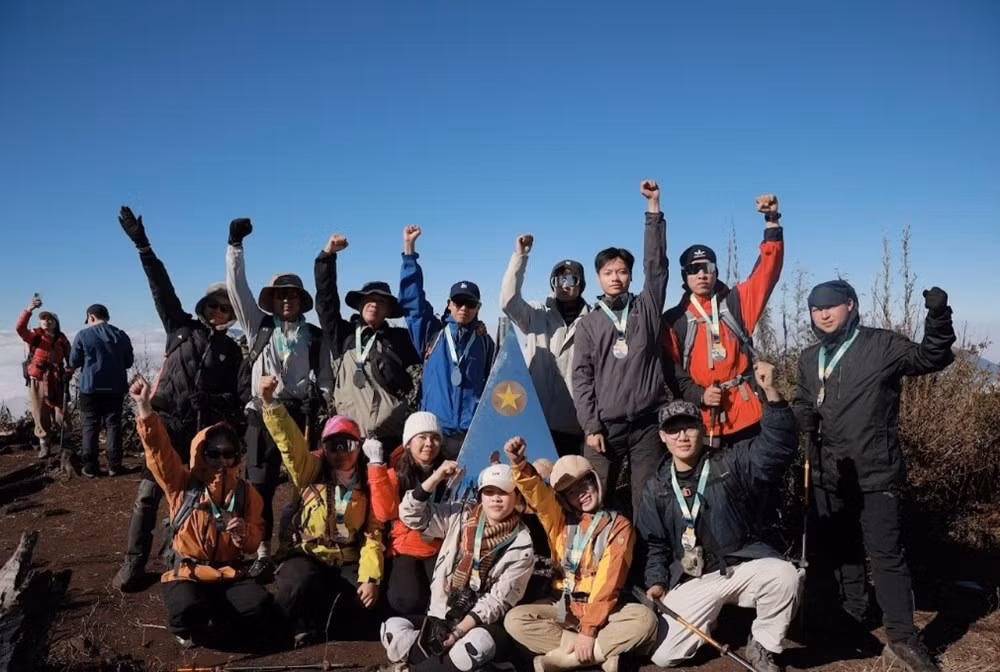 Niềm vui của các trekker khi đặt chân lên đỉnh núi Ky Quan San.