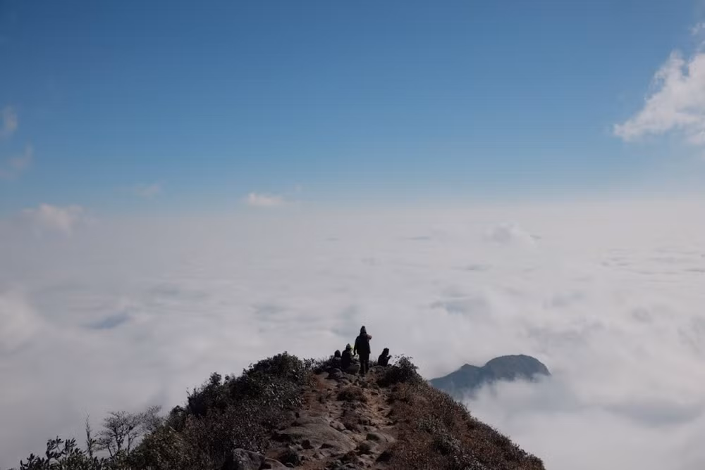 Biển mây kéo dài đến tận đường chân trời.