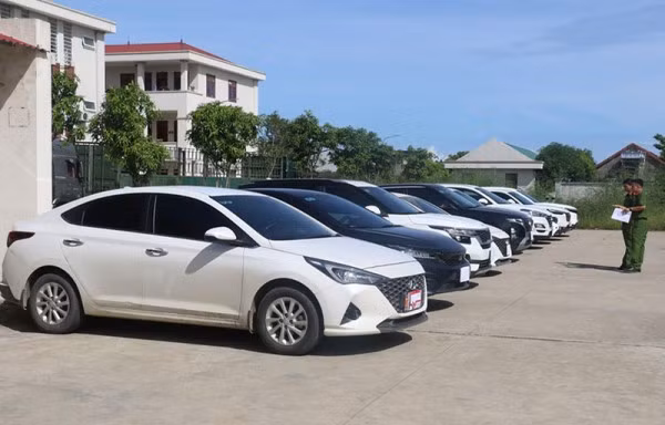 Tang vật vụ án làm giả giấy tờ ô tô để lừa đảo.