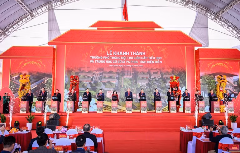 Tổng Bí thư Tô Lâm và các đồng chí lãnh đạo Đảng, Nhà nước thực hiện nghi thức khánh thành công trình Trường phổ thông nội trú liên cấp tiểu học và trung học cơ sở Si Pa Phìn, tỉnh Điện Biên.