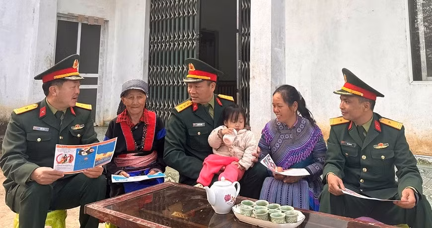 “Tổ tuyên truyền song ngữ tiếng Việt - tiếng dân tộc” tuyên truyền tại thôn Tùng Sáng, xã A Mú Sung, tỉnh Lào Cai.