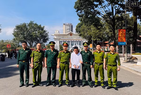 Cán bộ Phòng Cảnh sát hình sự Công an tỉnh Lào Cai tiếp nhận đối tượng Lờ A Vảng.