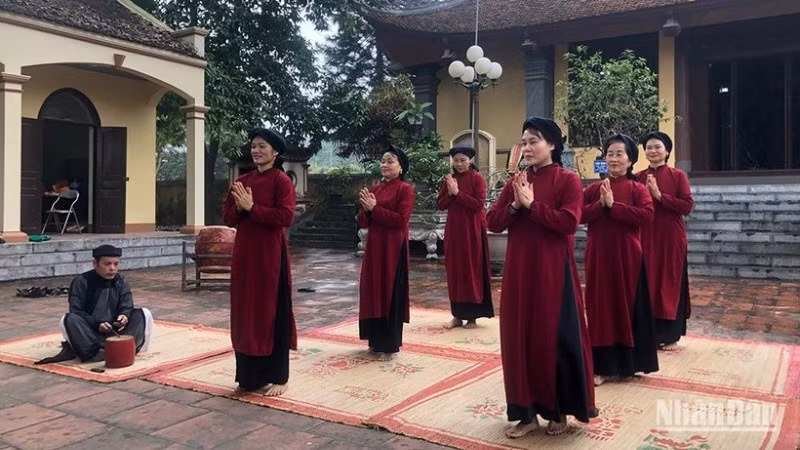Các nghệ nhân xoan trình diễn tại đình Thét, xã Kim Đức, tỉnh Phú Thọ.
