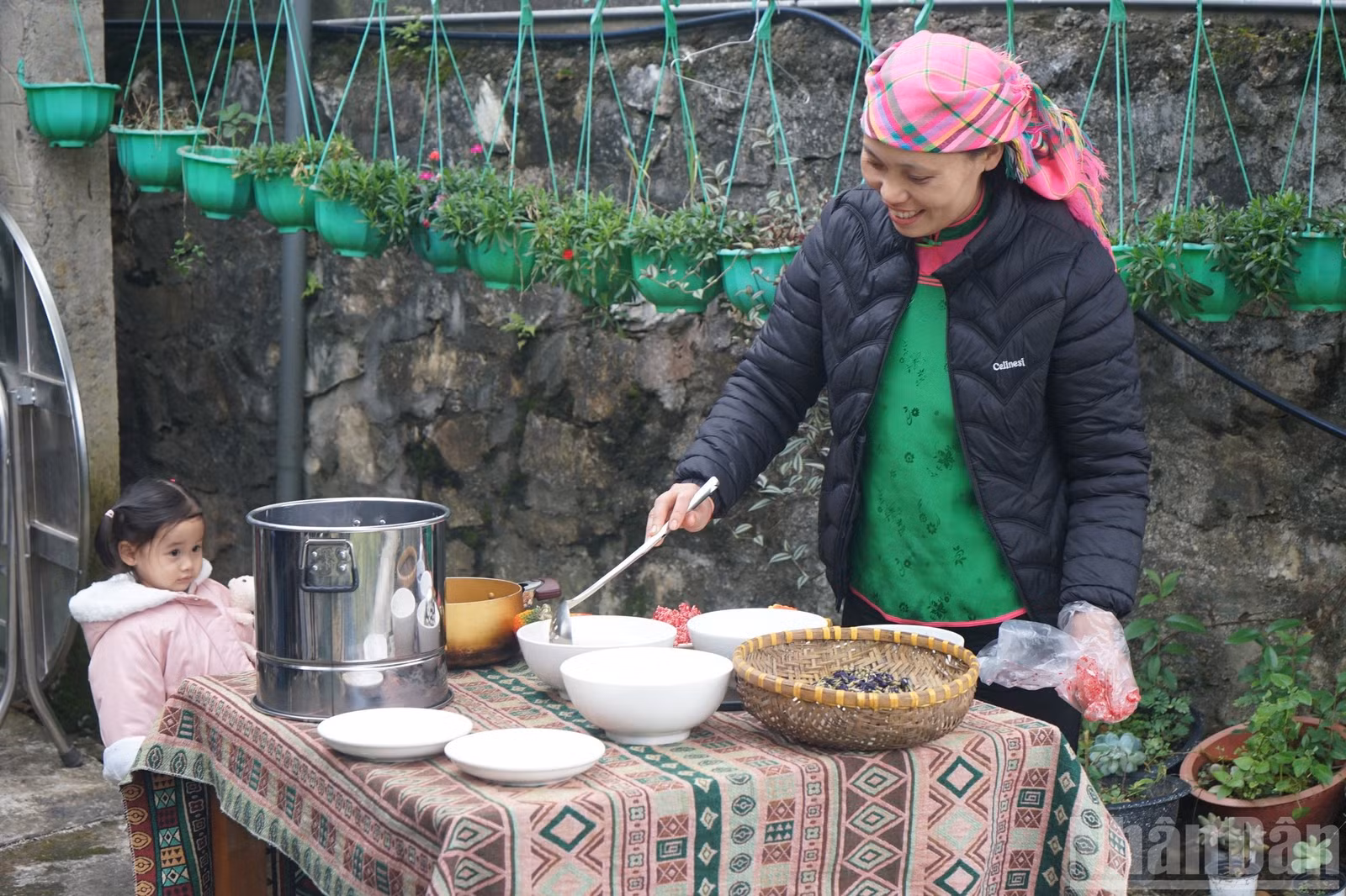 Chị Sởn Thị La làm xôi ngũ sắc phục vụ du khách lưu trú tại Tả Van.