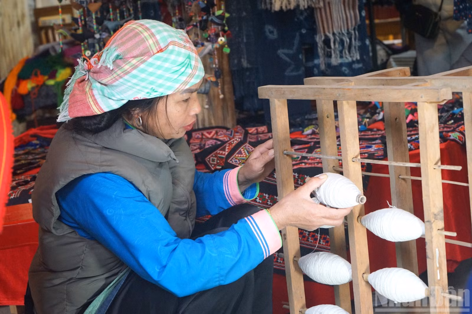 Các chị em trong Hợp tác xã Mường Hoa tham gia vào nhiều công đoạn sản xuất và kinh doanh đồ thủ công mỹ nghệ.