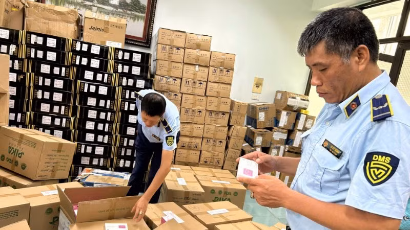 Lực lượng Quản lý thị trường thành phố Hà Nội kiểm tra một cơ sở kinh doanh hàng hóa có dấu hiệu vi phạm.