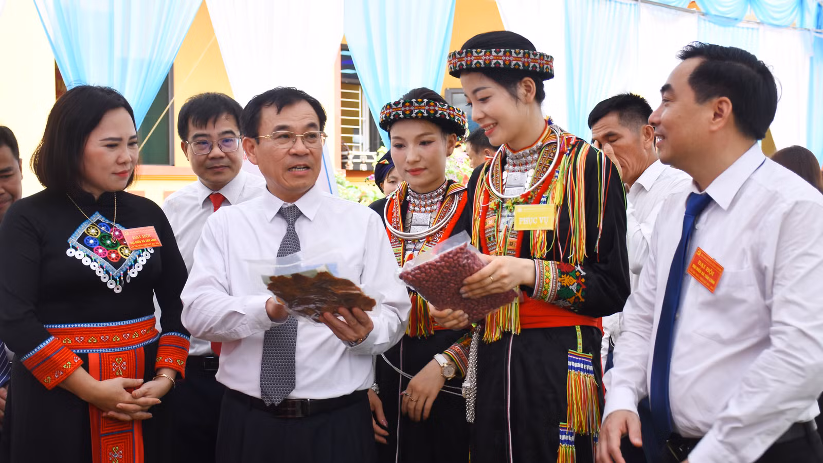 5-tham-quan-gian-hang-san-pham-occop-trung-bay-tai-dai-hoi.jpg