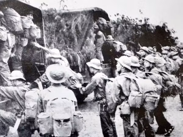 Lớp lớp cán bộ Công an Hà Nội hăng hái lên đường chi viện cho An ninh miền Nam trong kháng chiến chống Mỹ, cứu nước.