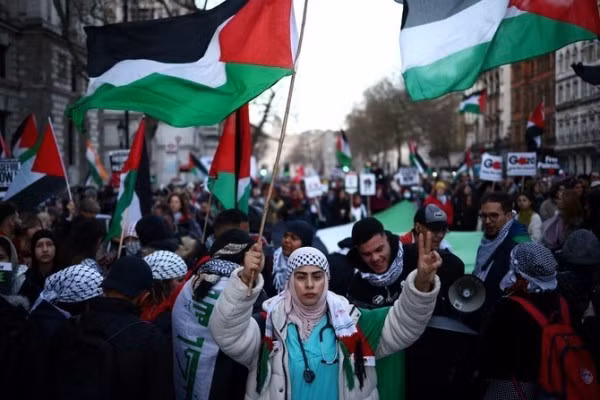 Người biểu tình giương cờ Palestine và các biểu ngữ ủng hộ công nhận Nhà nước Palestine trong một cuộc tuần hành tại trung tâm London, Anh, ngày 28/7. Ảnh: Getty Images.