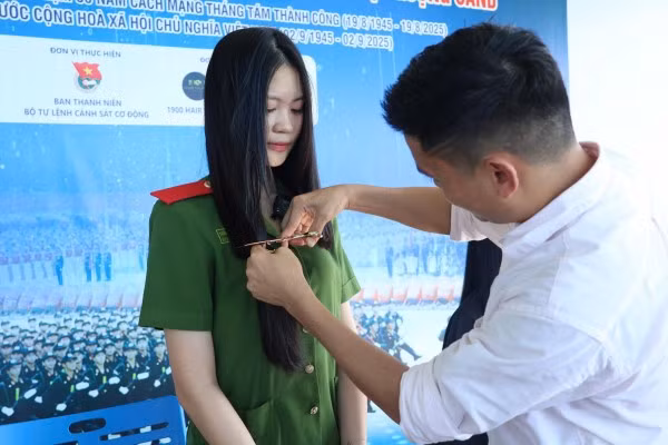 Nữ sinh Trần Phan Thu Hương tình nguyện tham gia chương trình “hiến tóc, tặng cho bệnh nhân ung thư”.
