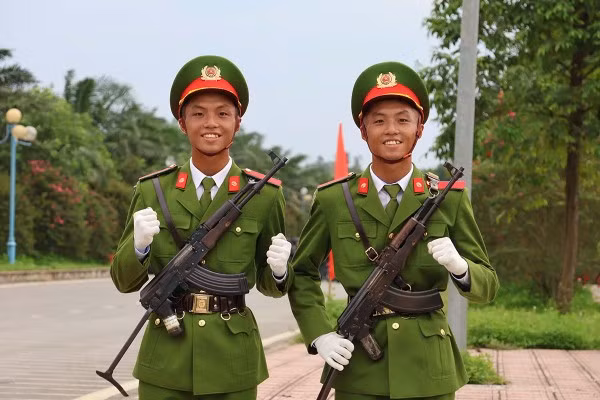 Hai anh em Trung và Kiên giống hệt nhau khiến cán bộ huấn luyện và học viên nhiều phen nhầm lẫn.