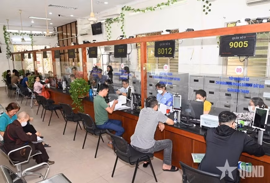 Người dân đến thực hiện các thủ tục hành chính tại UBND phường Bình Thạnh, TP Hồ Chí Minh.