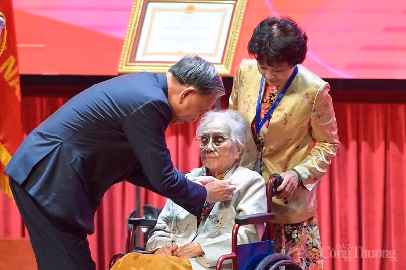 Tổng Bí thư Tô Lâm đã trao tặng danh hiệu Anh hùng Lao động cho bà Nguyễn Thị Bình - nguyên Ủy viên Trung ương Đảng, nguyên Phó Chủ tịch nước, nguyên Bộ trưởng Bộ Ngoại giao Chính phủ Cách mạng lâm thời Cộng hòa miền Nam Việt Nam.