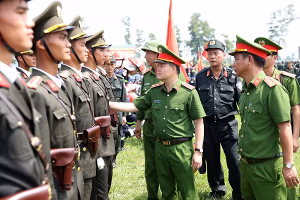 Trung tướng Nguyễn Ngọc Vân, Tư lệnh Cảnh sát cơ động; Đại tá Phạm Hữu Thinh, Phó Tư lệnh Cảnh sát cơ động, Chỉ huy trưởng Sở chỉ huy diễu binh, diễu hành A80 cùng các đại biểu thăm hỏi, động viên các chiến sĩ, học viên nơi thao trường.