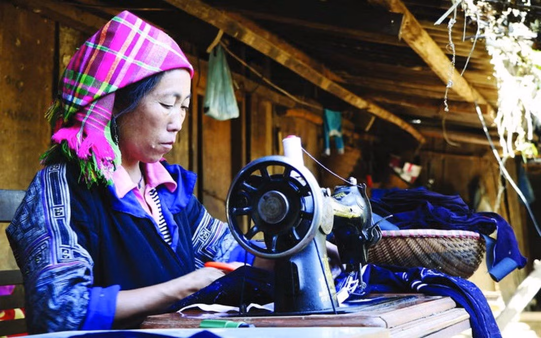 Nhiều sản phẩm hàng hóa của người Mông ở Mù Cang Chải được bán qua không gian mạng nhờ kỹ năng công nghệ số.
