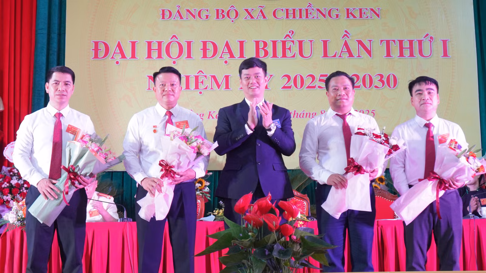 dong-chi-nguyen-minh-toan-uvbtv-tinh-uy-chu-nhiem-ubkt-tinh-uy-tang-hoa-chuc-mung-ubkt-dang-uy-xa.jpg