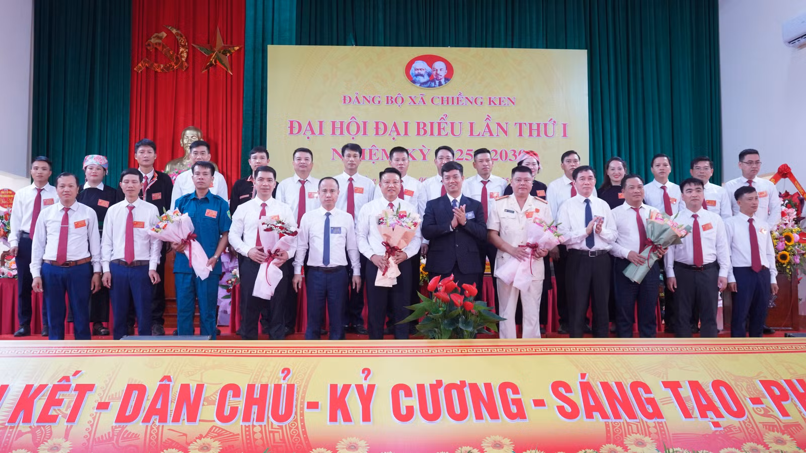 dong-chi-nguyen-minh-toan-uvbtv-tinh-uy-chu-nhiem-ubkt-tinh-uy-tang-hoa-chuc-mung-bch-khoa-moi-1.jpg