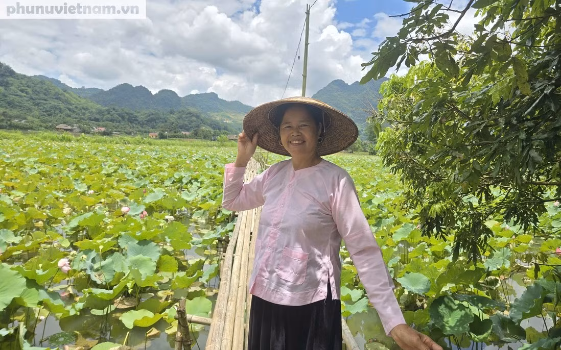 Bà Hoàng Thị Úc (người dân tộc Tày, tỉnh Lào Cai) cải tạo đầm, trồng sen và đón khách tham quan.