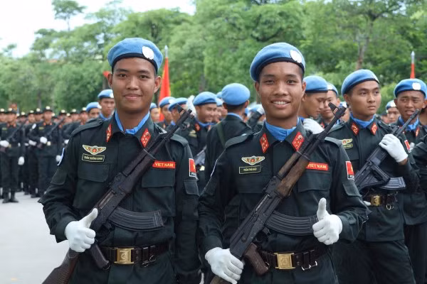 Hai anh em Trần Trường Giang (trái) và Trần Thế Bảo nén đau thương hoàn thành tốt nhiệm vụ.