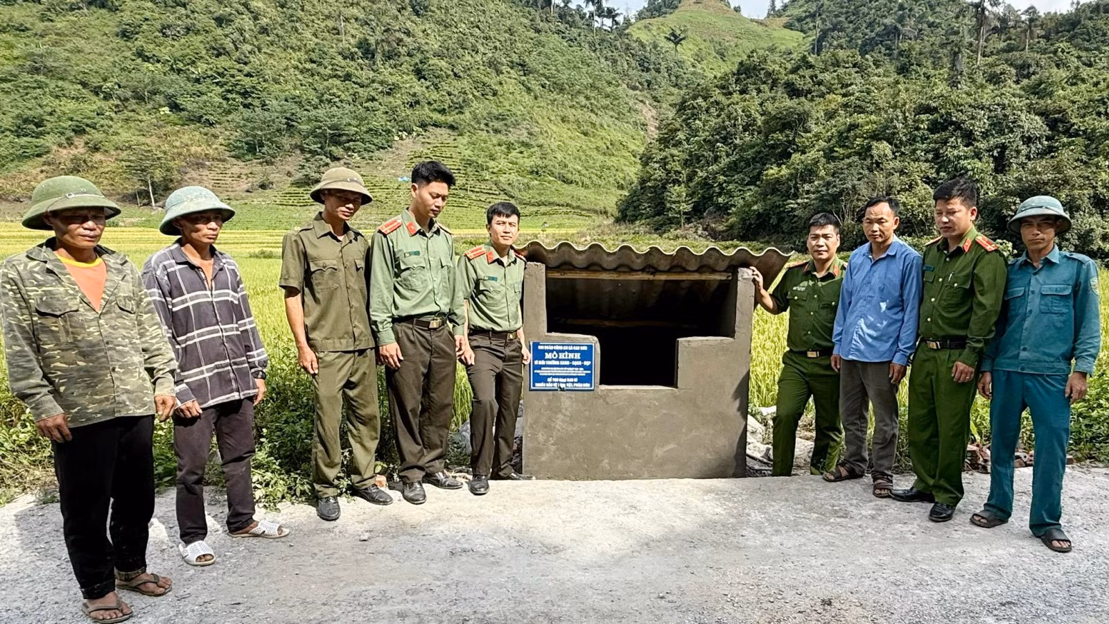 ra-mat-mo-hinh-mo-hinh-be-thu-gom-bao-bi-thuoc-bao-ve-thuc-vat-phan-bon-tren-dong-ruong.jpg