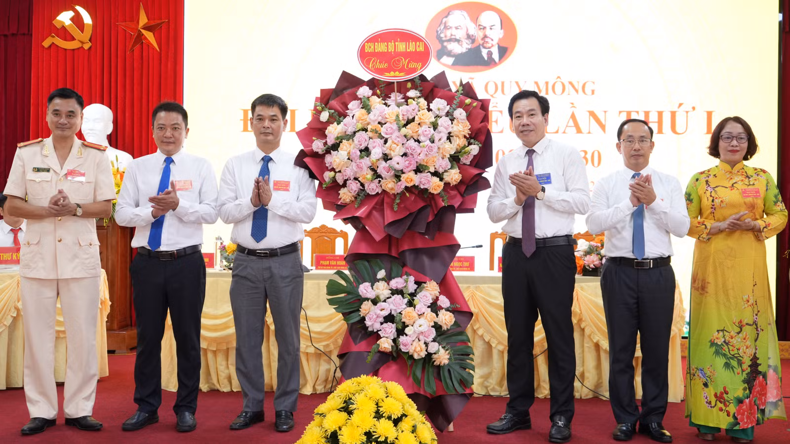 tinh-uy-lao-cai-tang-hoa-chuc-mung-dai-hoi.jpg