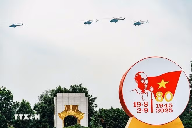Biên đội máy bay trực thăng bay trên khu vực Quảng trường Ba Đình diễn tập cho màn diễu binh, diễu hành trong Lễ kỷ niệm 80 năm Cách mạng Tháng Tám thành công và Quốc khánh nước Cộng hòa xã hội chủ nghĩa Việt Nam.