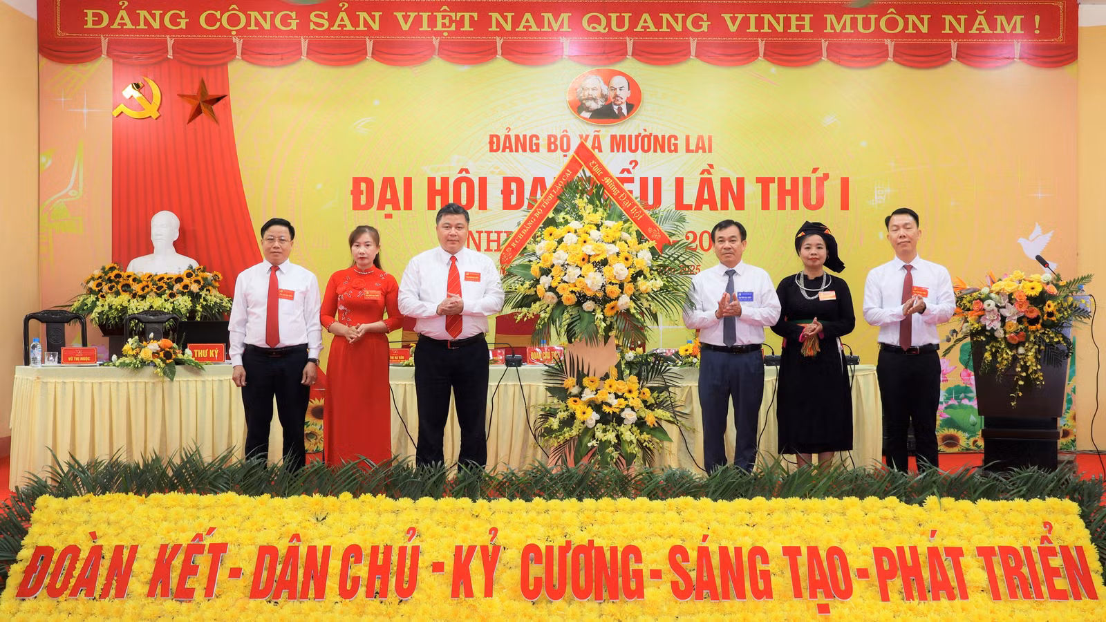dong-chi-pham-toan-thang-tang-lang-hoa-chuc-mung-dai-hoi.jpg
