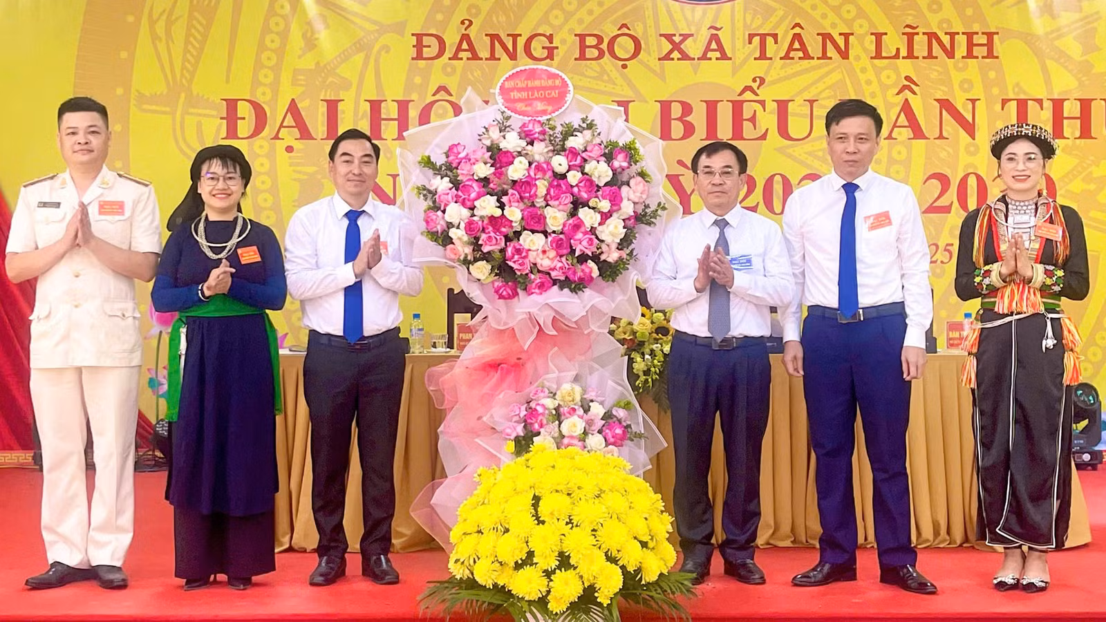 dc-pham-toan-thang-tang-hoa-chuc-mung-dai-hoi.jpg