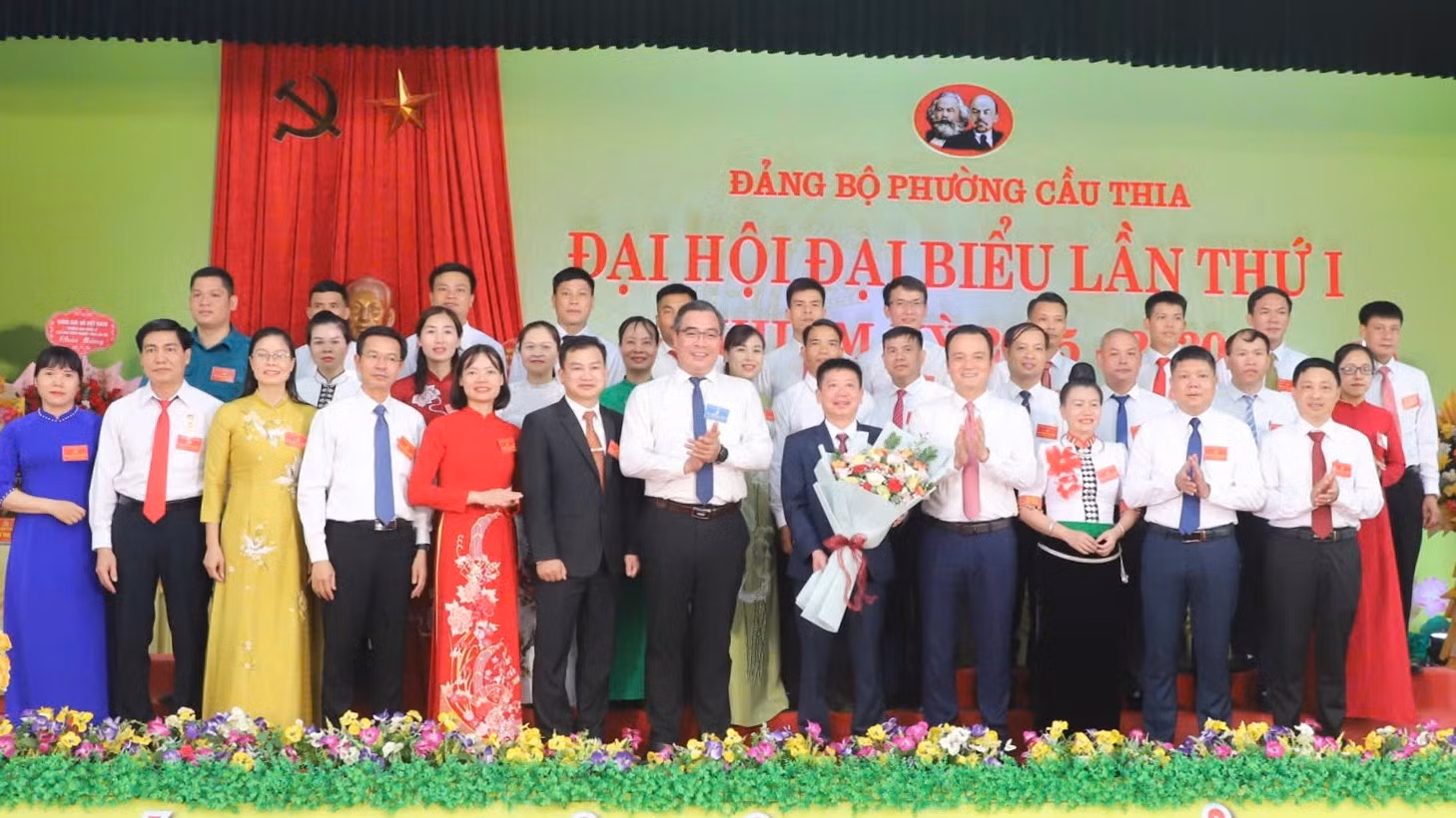 dong-chi-giang-quoc-hung-uvbtv-truong-ban-noi-chinh-tinh-lao-cai-tang-hoa-chuc-mung-bch-dang-bo-phuong-cau-thia.jpg