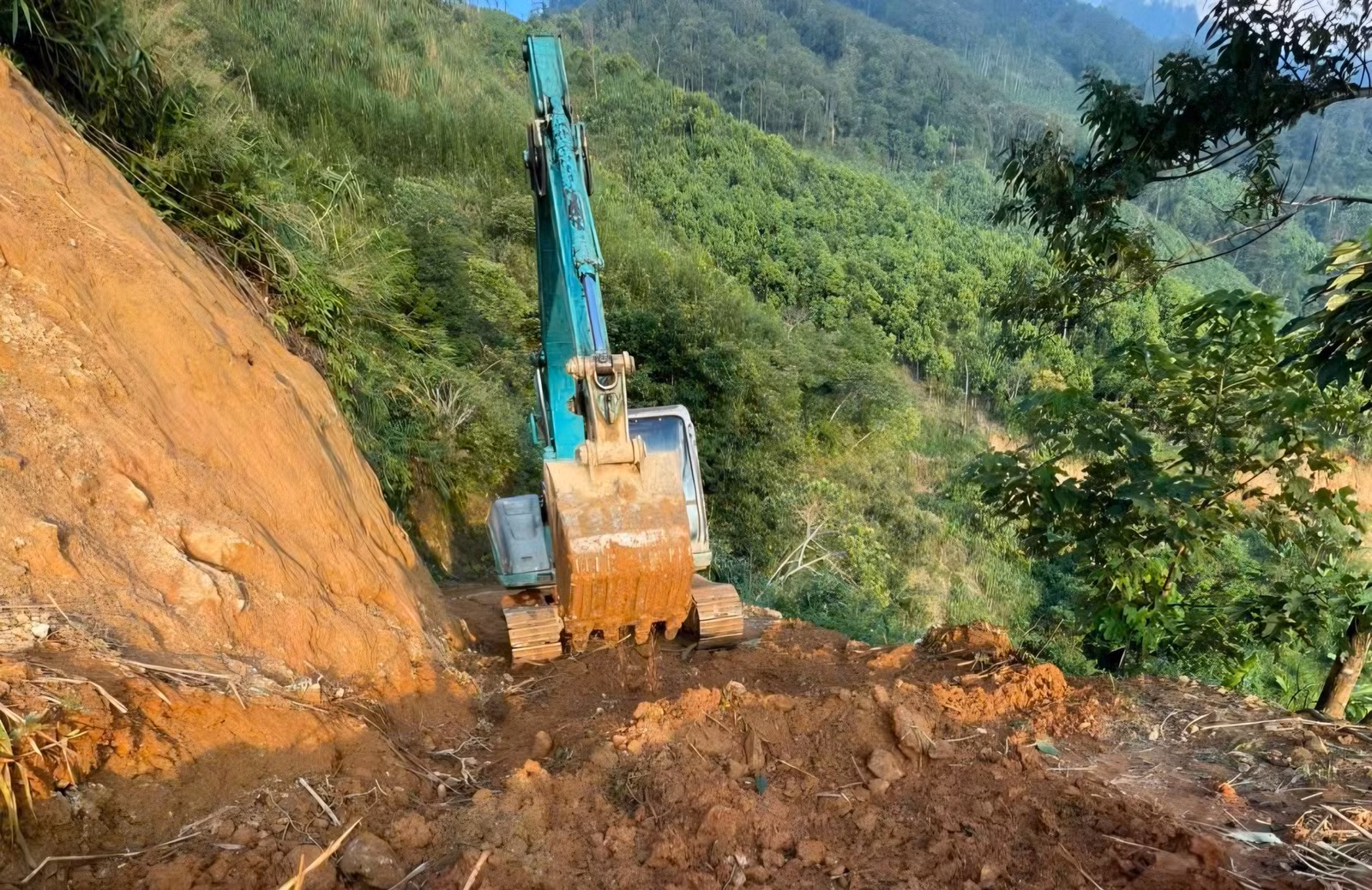 Đường vào thôn Làng Mảnh, xã Sơn Lương, tỉnh Lào Cai đang được sửa chữa.