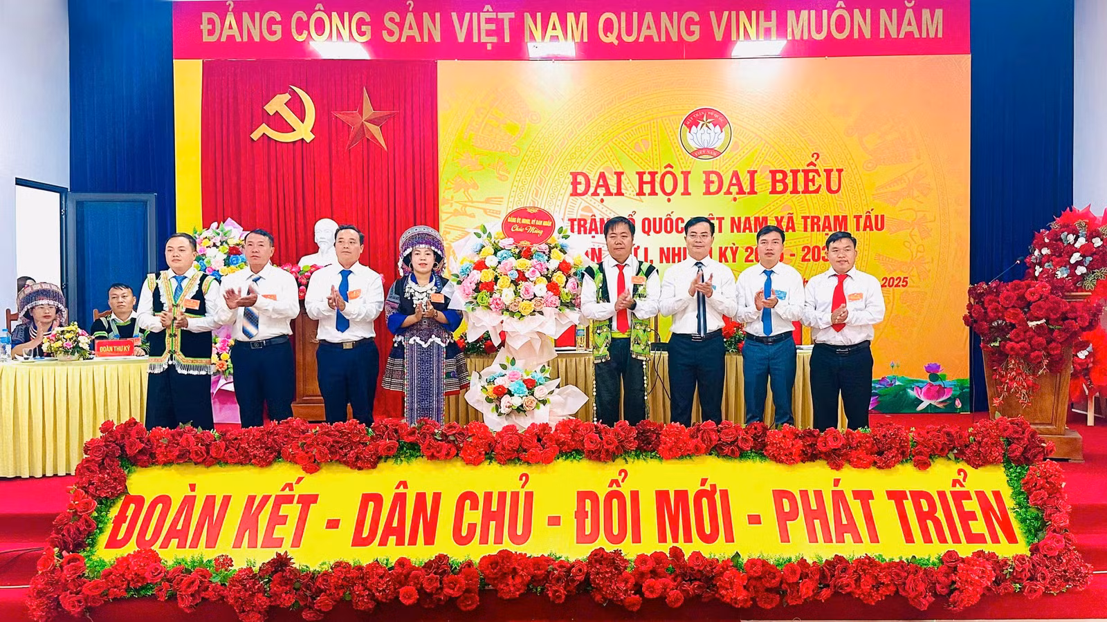 Các đồng chí lãnh đạo xã tặng hoa chúc mừng đại hội.
