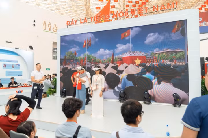 Các bạn trẻ trải nghiệm công nghệ AR/VR, tái hiện thời khắc lịch sử Bác Hồ đọc Bản Tuyên ngôn độc lập năm 1945.