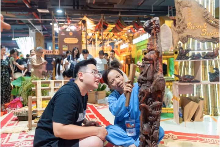 Các nghệ nhân mang tới những kinh nghiệm quý báu và được truyền cảm hứng từ sự thích thú, tìm hiểu của các bạn trẻ.