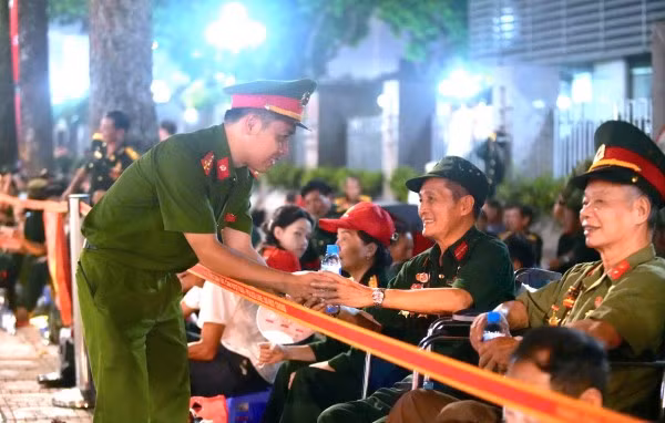 CBCS Công an làm nhiệm vụ bảo đảm ANTT, hỗ trợ các cựu chiến binh tại khu vực đường Hùng Vương.