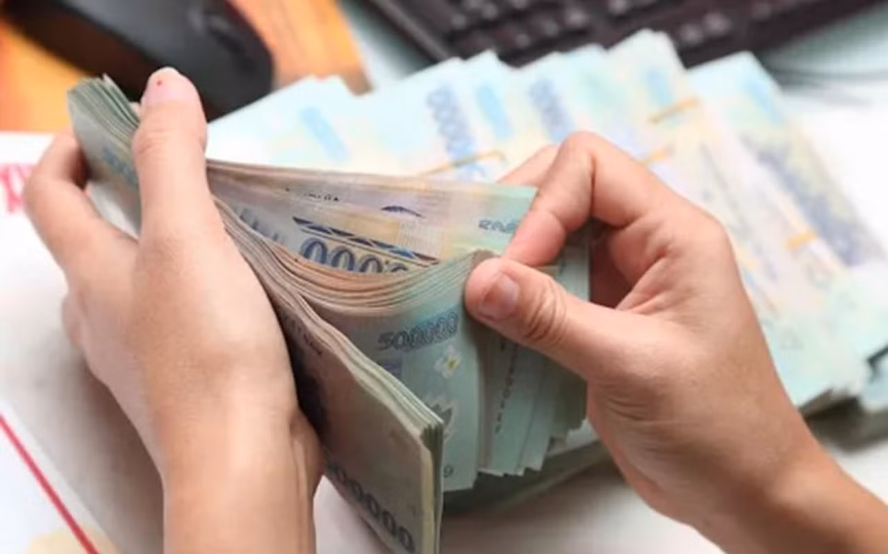 Bộ Nội vụ đề xuất tăng lương tối thiểu 7,2%, áp dụng từ năm 2026.