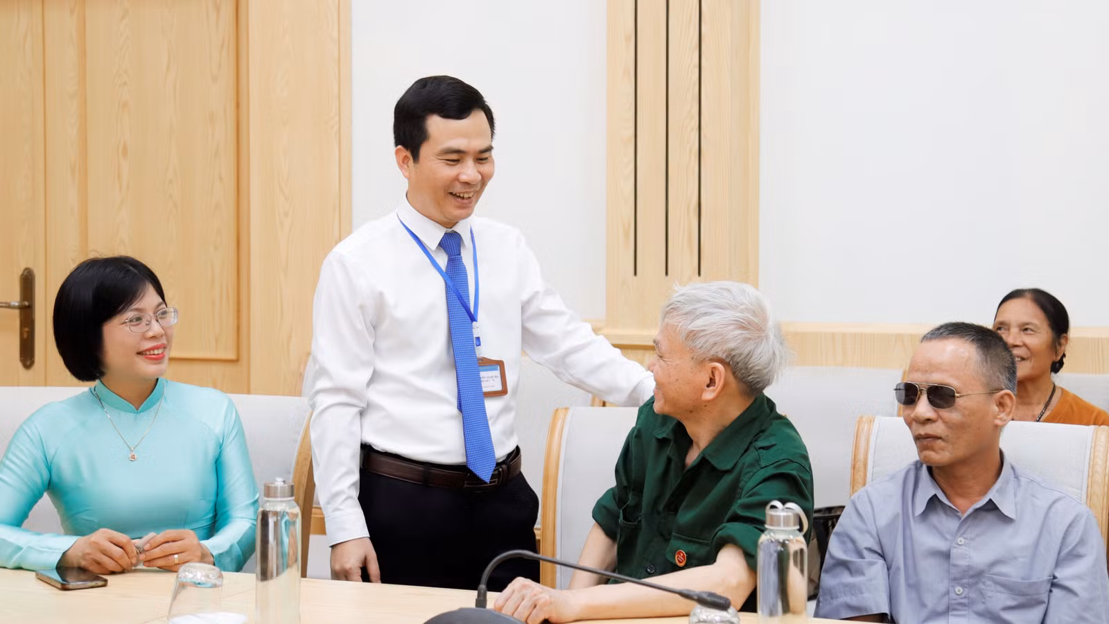 lanh-dao-ubnd-phuong-yen-bai-tham-hoi-cac-thuong-binh-nang-anh-2-thanh-nghi-1.jpg