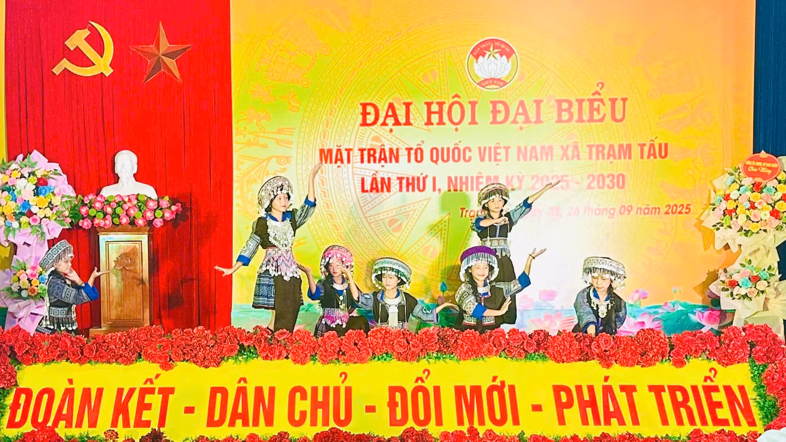 Biểu diễn văn nghệ chào mừng đại hội.