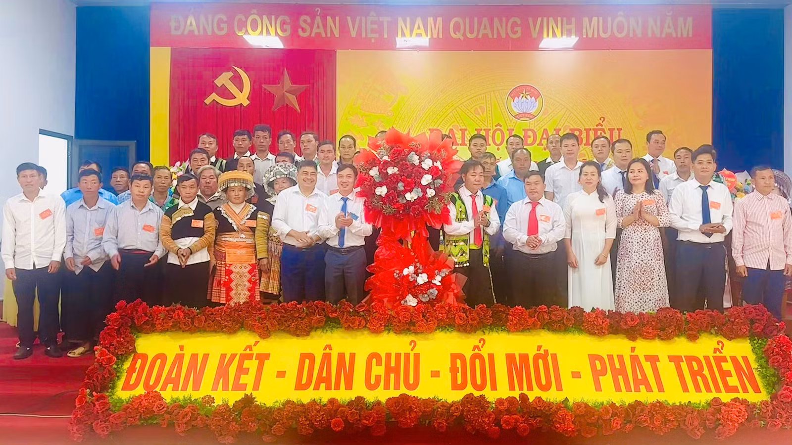 Ủy viên Ủy ban MTTQ xã Trạm Tấu khóa I ra mắt đại hội.