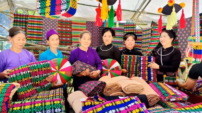 Sản phẩm được giới thiệu đến người tiêu dùng thông qua các chương trình lễ hội, hội chợ...