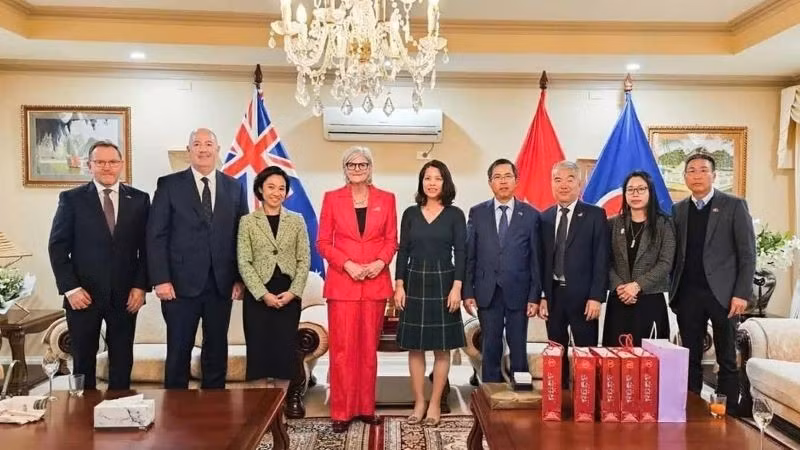 Toàn quyền Australia Sam Mostyn (áo đỏ) chụp ảnh cùng Đại sứ Phạm Hùng Tâm và Tổng lãnh sự Việt Nam tại thành phố Sydney và thành phố Perth.