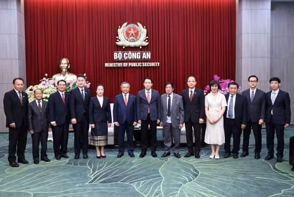 Thứ trưởng Lê Quốc Hùng và Giáo sư Boviengkham Vongdara cùng các đại biểu.