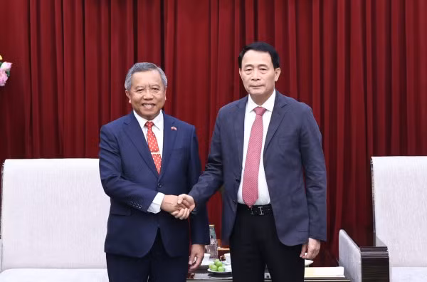 Thứ trưởng Lê Quốc Hùng chào mừng Giáo sư Boviengkham Vongdara và đoàn công tác tới làm việc với Bộ Công an Việt Nam.