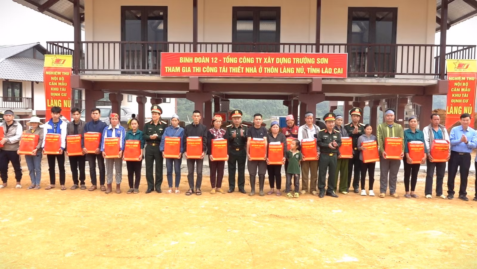 tang-qua-cho-nhan-dan-thon-lang-nu.jpg