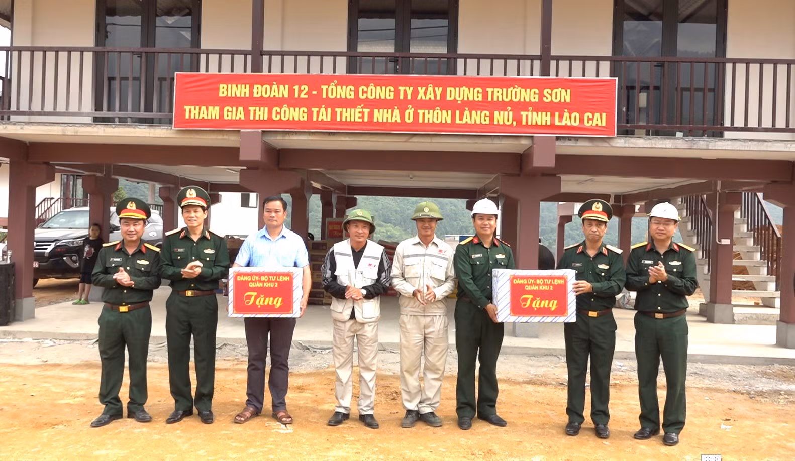 dang-uy-bo-tu-lenh-quan-khu-2-tang-qua-nhan-dan-thon-lang-nu-va-binh-doan-12.jpg
