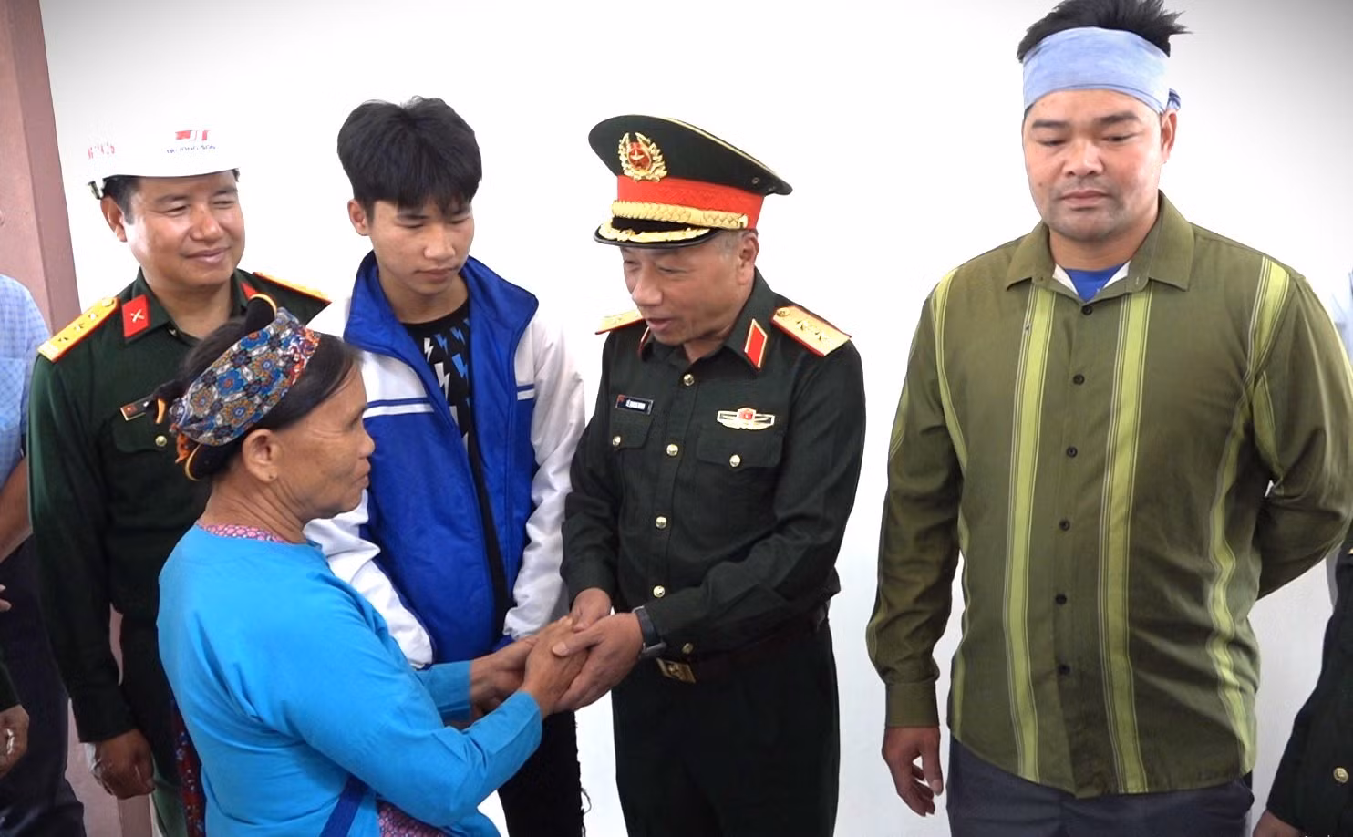 tham-dong-vien-nhan-dan-thon-lang-nu-3688.jpg