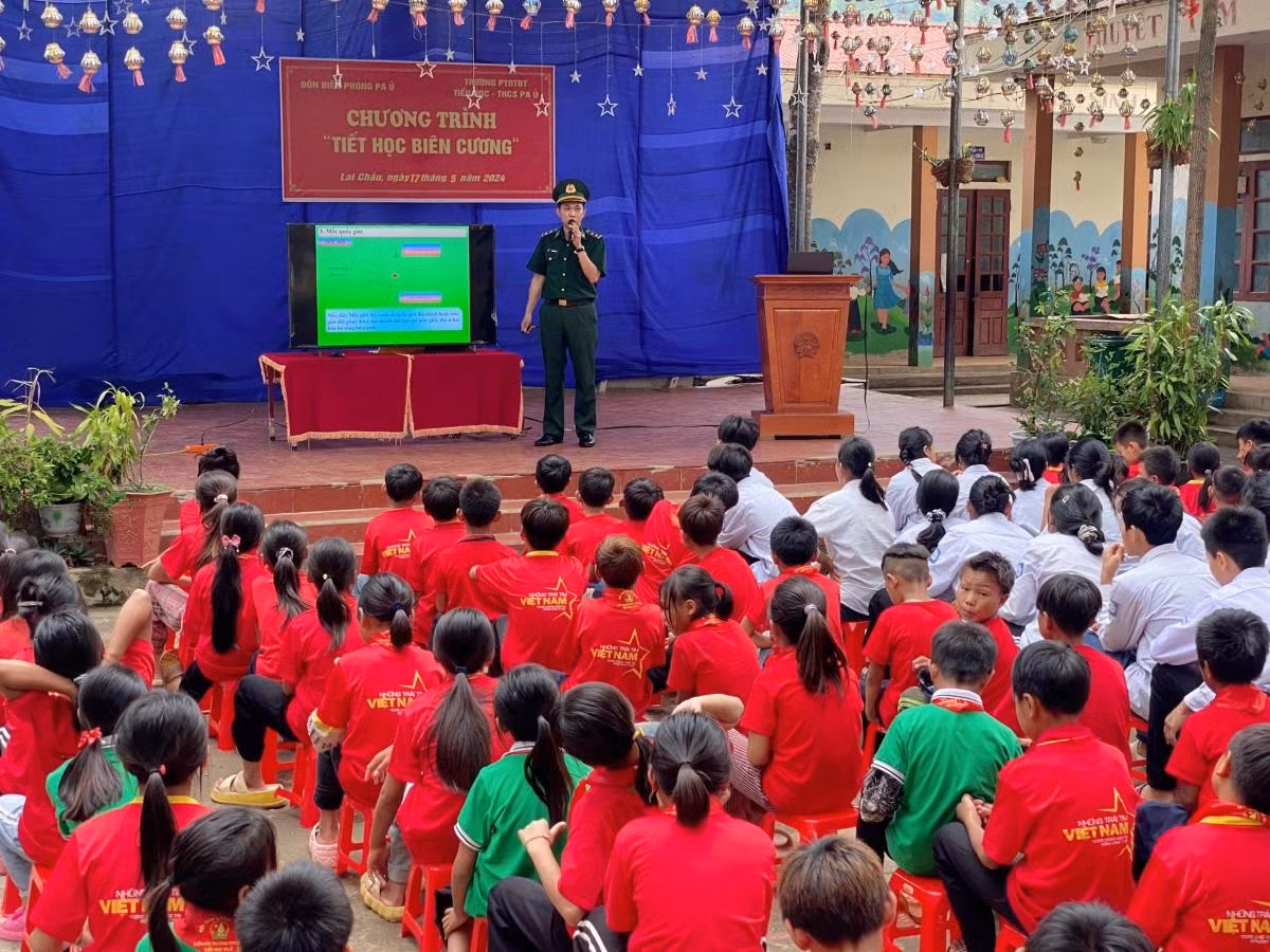 Cán bộ Đồn Biên phòng Pa Ủ, BĐBP Lai Châu giới thiệu kiến thức về Luật Biên phòng Việt Nam cho các em học sinh Trường Phổ thông dân tộc bán trú Tiểu học-Trung học cơ sở Pa Ủ, huyện Mường Tè, tỉnh Lai Châu.