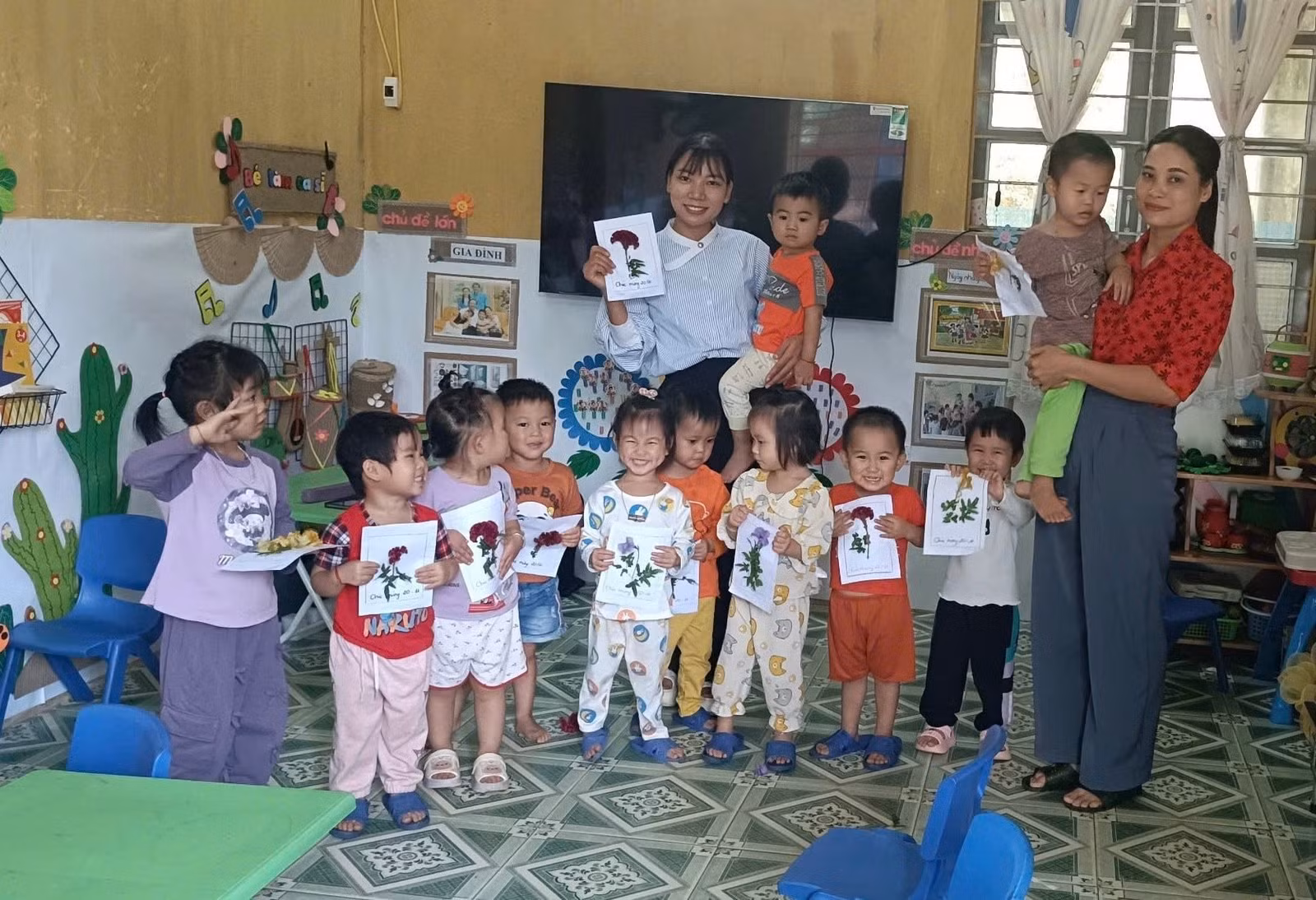 Các em học sinh vui mừng sau khi hoàn thành tác phẩm của mình.