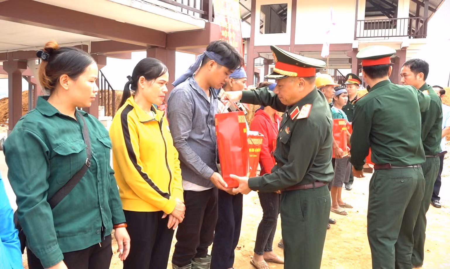 trung-tuong-le-quang-minh-pho-chu-nhiem-tong-cuc-chinh-tri-quan-doi-nhan-dan-viet-nam-tang-qua-cho-nhan-dan-thon-lang-nu.jpg